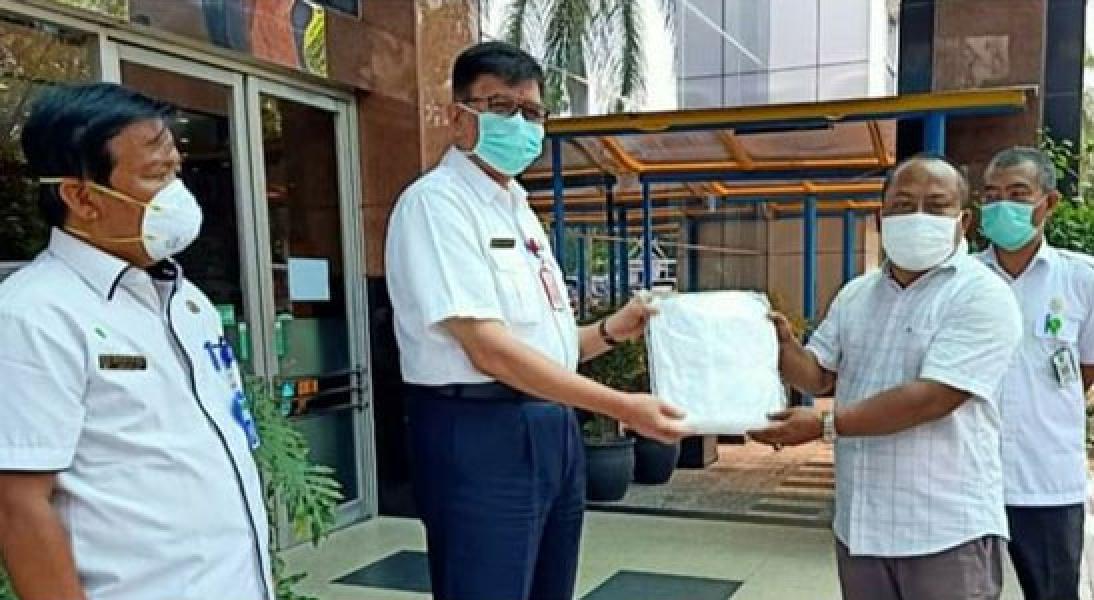 SMK Riau Peduli Covid 19, Serahkan 330 APD ke RSUD Arifin Achmad