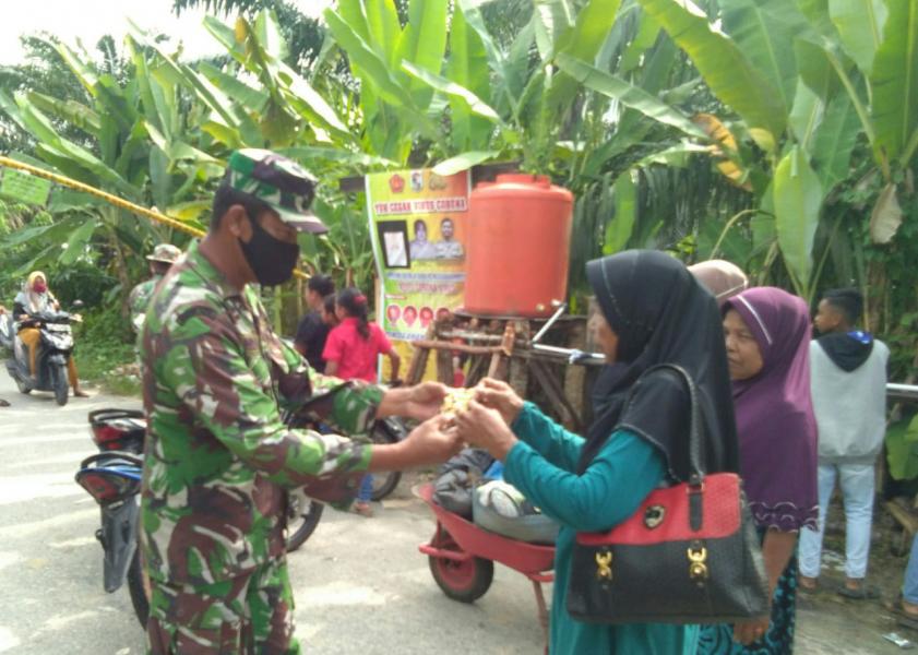 Sambut Bulan Ramadhan, Babinsa 03/Bunut Bagikan Masker Buat Warga
