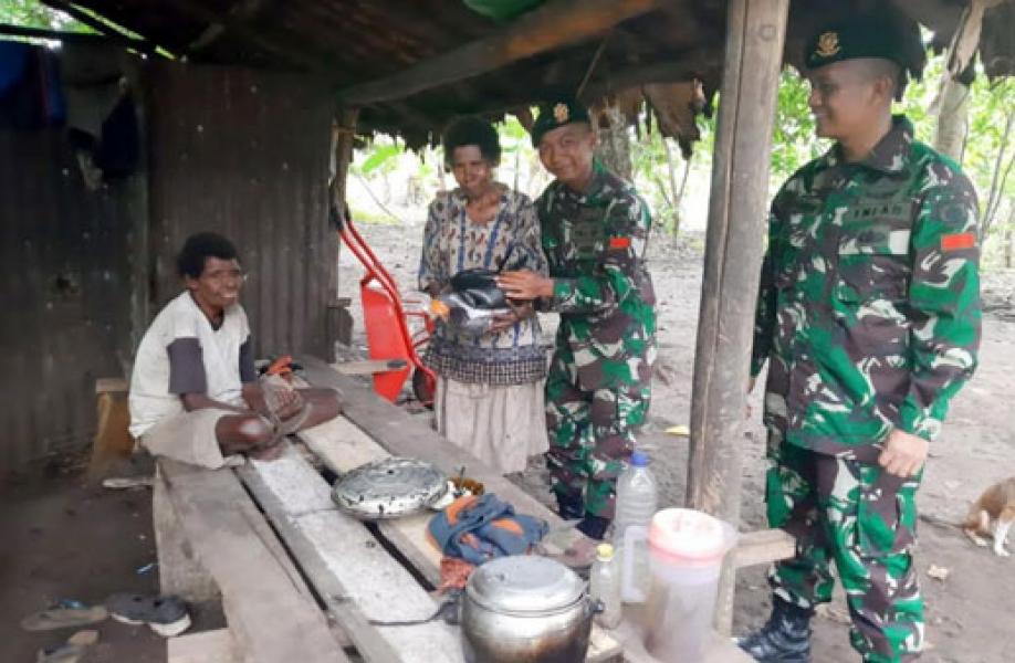 Satgas Pamtas RI-PNG Yonif 411 Berikan Bantuan Sembako kepada Warga Binaan