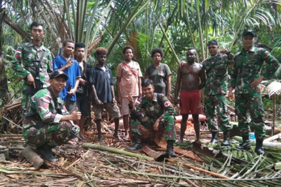 Satgas Pamtas Yonif 411 Patroli Simpatik di Bivak Warga Pedalaman Papua
