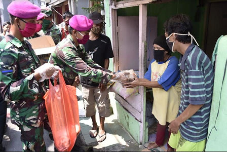 Sinergitas TNI-Polri Bantu Warga Terkena Dampak Covid-19
