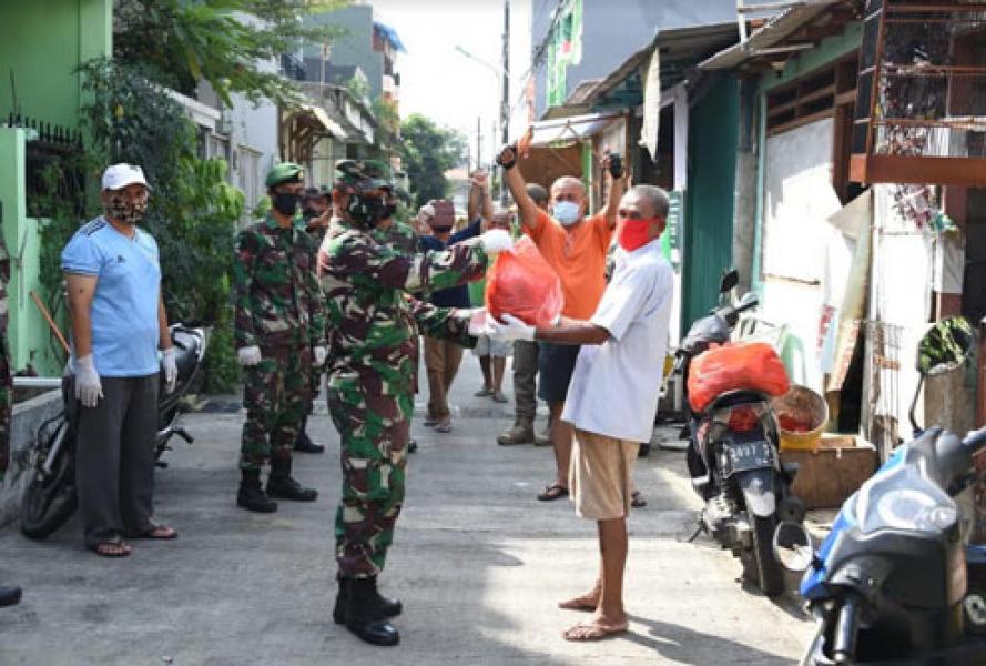 TNI-Polri Distribusikan Makanan Siap Saji Untuk Warga