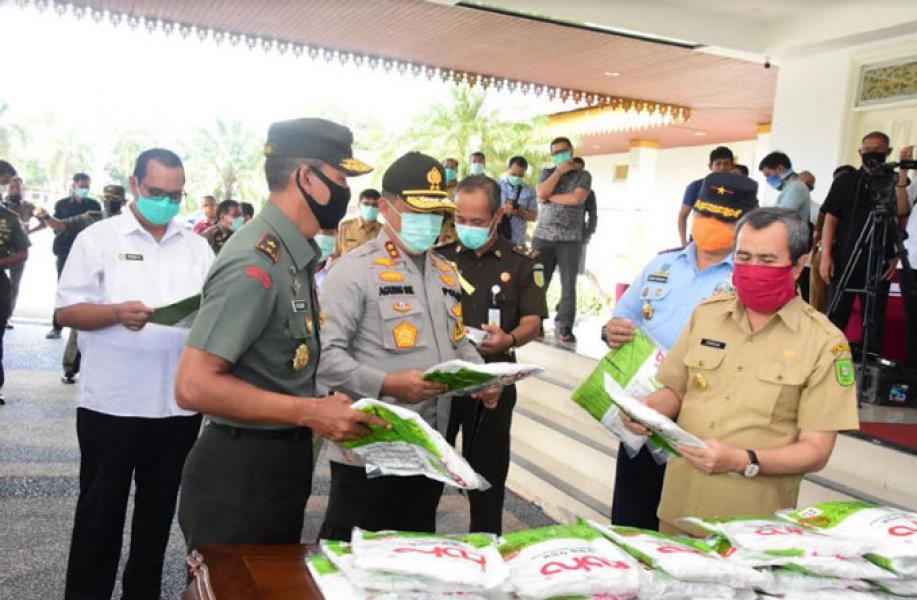 TNI Serahkan Ribuan APD dan Rapid Test