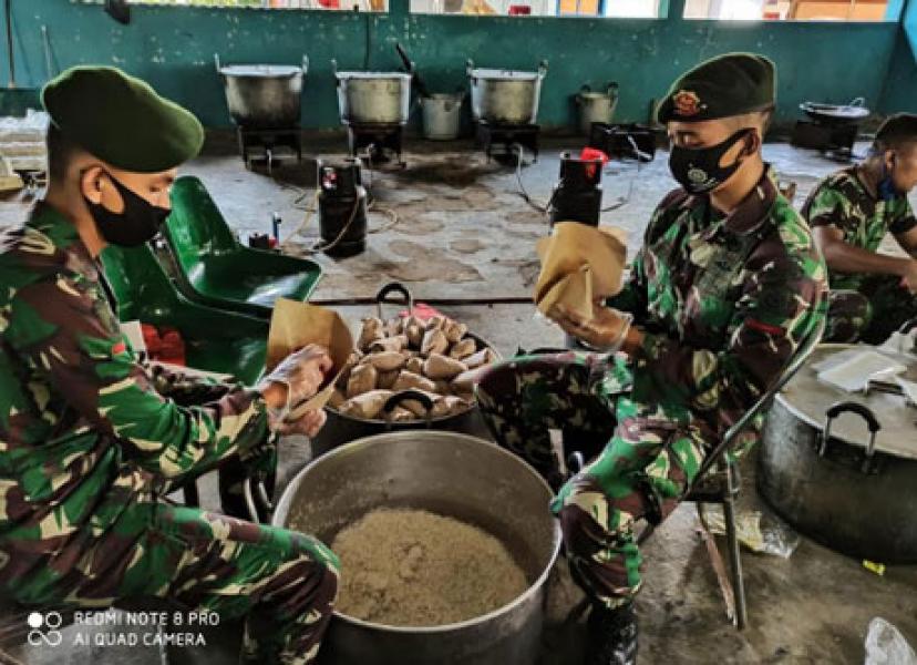 TNI Siapkan Ribuan Nasi Bungkus Setiap Hari Untuk Masyarakat