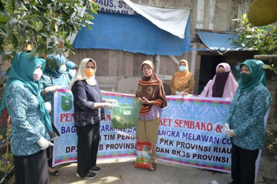 TP PKK Riau Bagikan Sembako dan Masker untuk Masyarakat Hadapi Covid-19