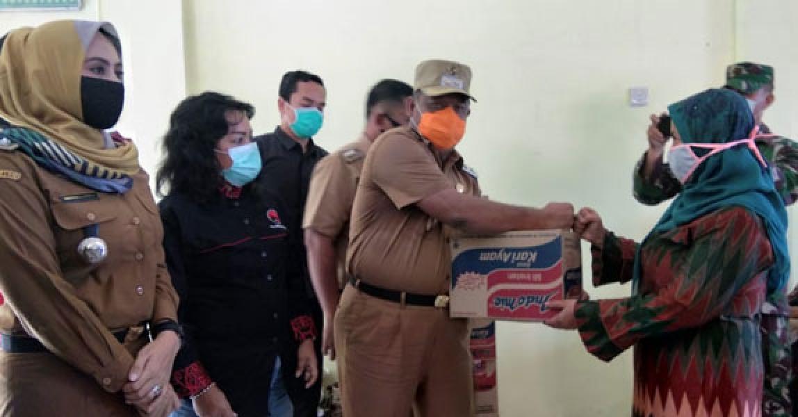 Wabup Serahkan Bantuan Sosial Untuk 8573 KK
