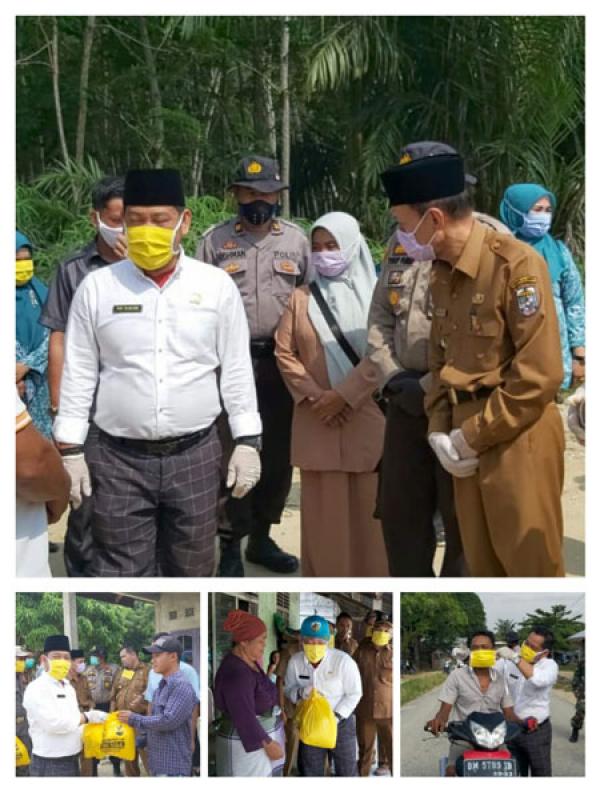 Wabup dan Ketua DPRD Pelalawan Serahkan Bantuan Paket Sembako dan Masker di Bandar Seikijang 