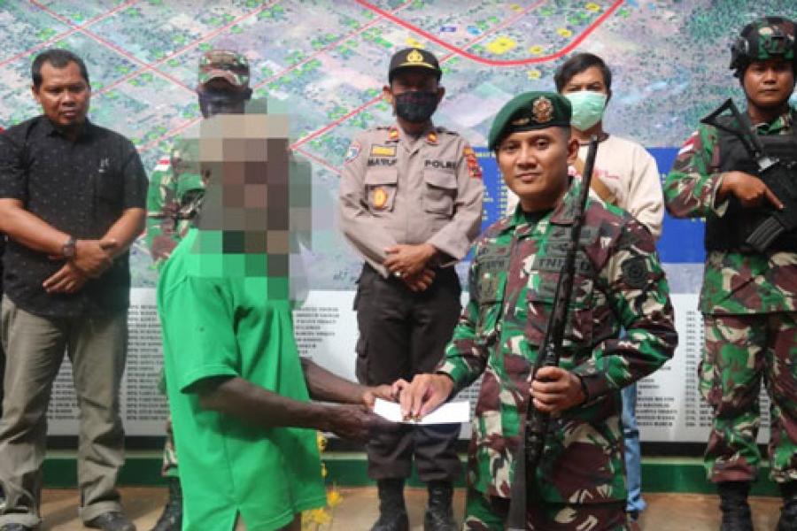 Warga Papua Kembali Serahkan Senjata Api dan Munisi Kepada Satgas Yonif 411 Kostrad