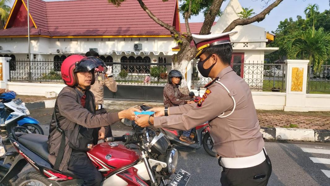 Waspada Virus Covid-19, Satlantas Bagikan Masker dan Himbau Pengguna Jalan
