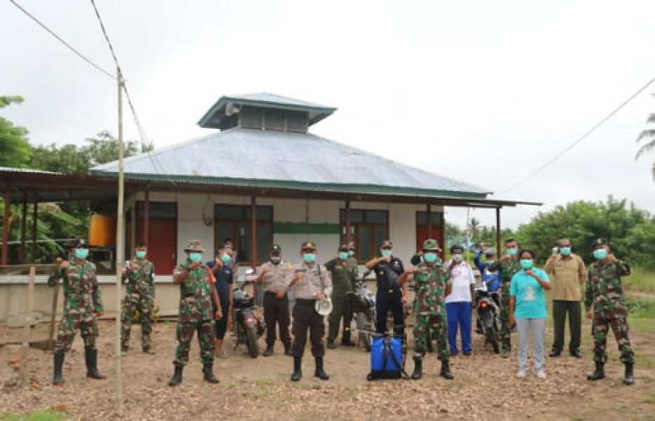 Yonif 411 Kostrad Bersama Lintas Sektoral Sota Semprotkan Disinfektan di Tempat Ibadah
