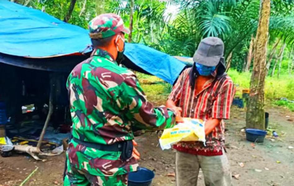 Babinsa Koramil 02 Rambah Kunjungi Suriadi yang Tinggal di Gubuk Tenda