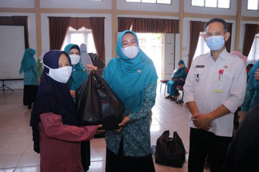 Bantu Saudara Kita yang Kesulitan, Hj. Rasidah Ajak Masyarakat Tolong Menolong dengan Sesama