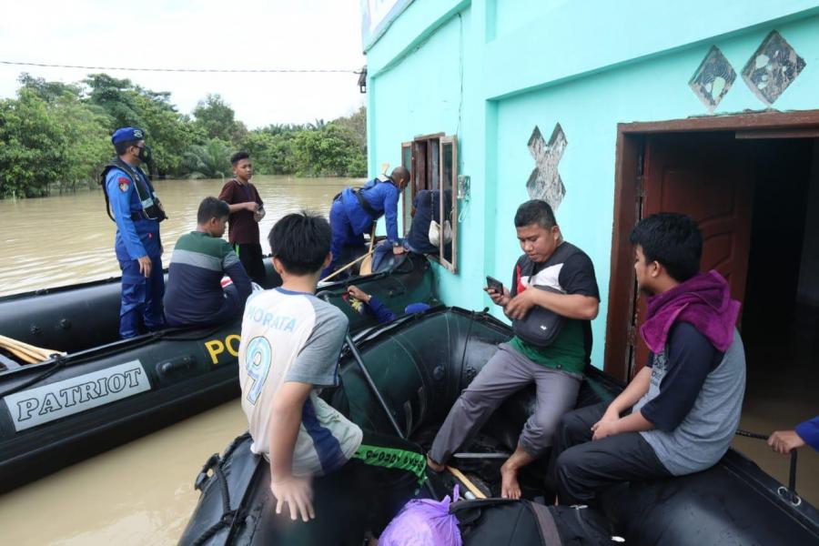 Evakuasi Warga Terdampak Banjir, Ditpolair Polda Riau Turunkan Tim