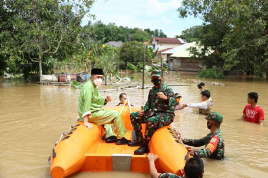 Gubri dan Danrem 031/WB Tinjau Puluhan Rumah Terendam Banjir di Tangkerang Utara