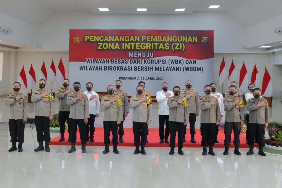 Kapolda Riau Deklarasikan Pembangunan Zona Integritas 17 Satker Polda menuju Bebas Korupsi dan Birokrasi Bersih Melayani