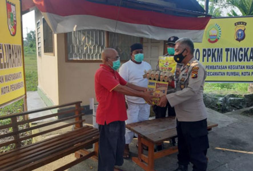 Polsek Rumbai Gelar Jumat Berbagi dengan Warga Sri Meranti