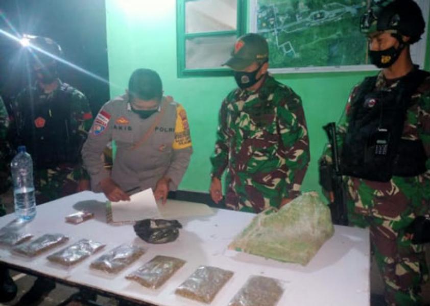 Satgas Pamtas RI-PNG Yonif 131/Braja Sakti Amankan 7 Kantong Plastik Berisikan Ganja