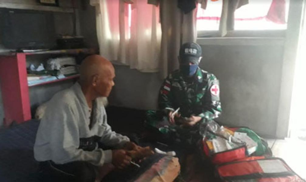 Sembari Menunggu Waktu Berbuka, Satgas Pamtas Yonif 642 Berikan Layanan Kesehatan Secara Door to Door