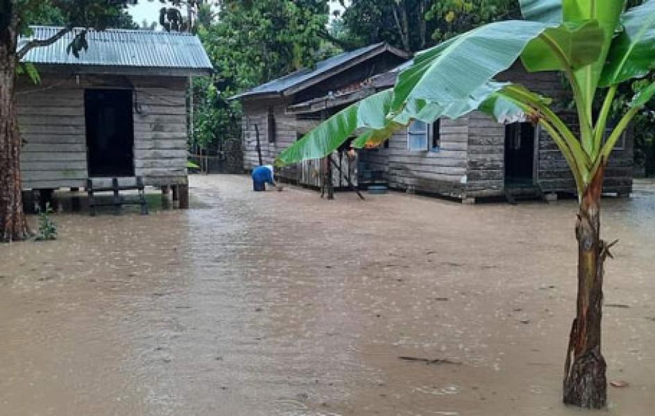 Situasi Terkini Banjir di Desa Sungai Akar Inhu, Gubri Bantu 5 ton Beras