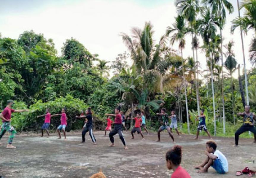 TNI Ajarkan Beladiri Pencak Silat Kepada Masyarakat Di Papua