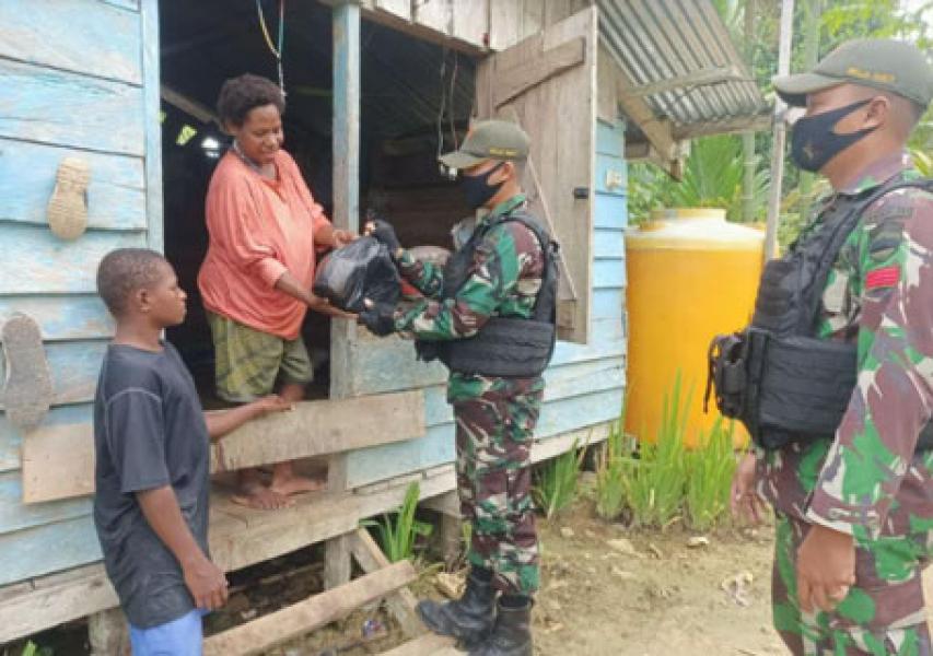 TNI Berbagi Sembako Kepada Masyarakat Perbatasan Di Papua
