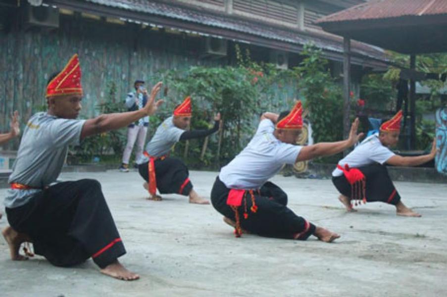 TNI Ikut Memeriahkan Hari Tari Dunia di Papua