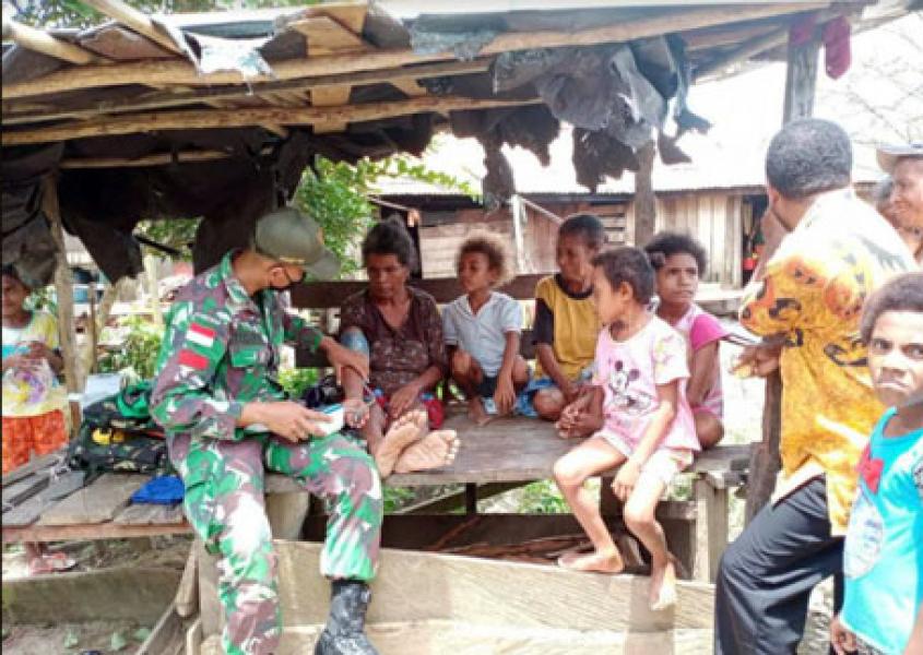 TNI Kunjungi Tokoh Masyarakat Dan Berikan Layanan Kesehatan Di Papua