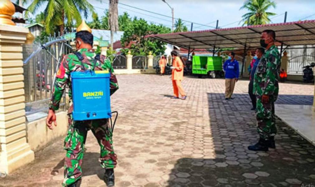 Tekan Penularan Covid-19, Dibantu Babinsa Desa Rambah Tengah Hilir Disemprot Desinfektan