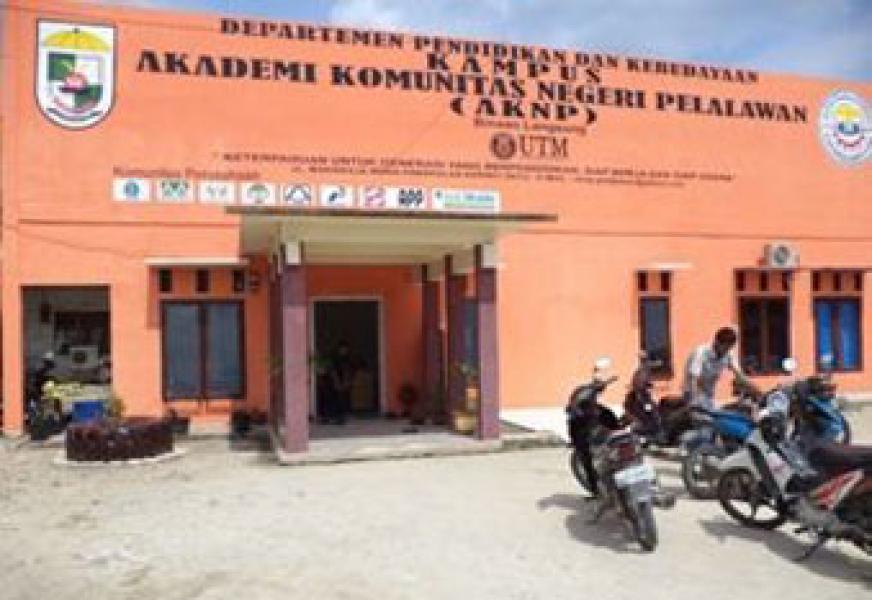 AKN Pelalawan Tak Berizin, Nasib 75 Mahasiswa Tak Jelas