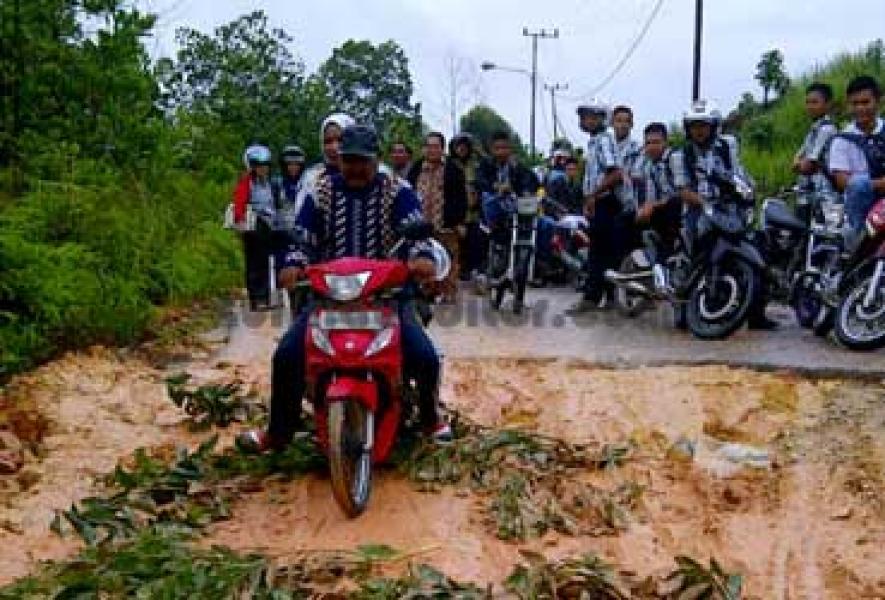 Aktifitas Galian C Sebab Utama Rusaknya Akses Jalan SMAN 2