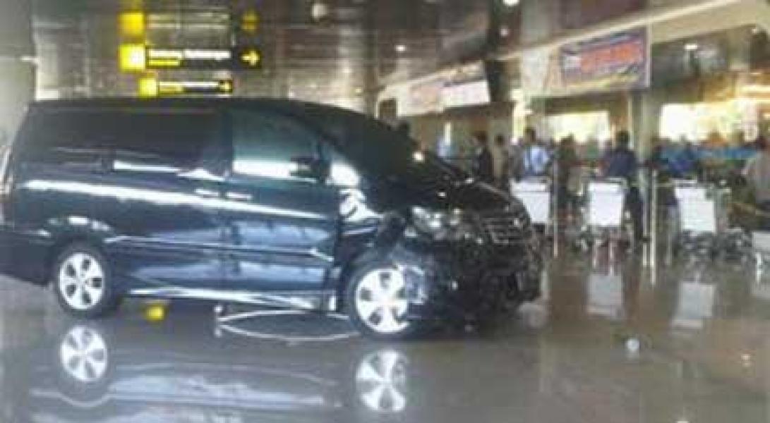Balita Tewas Diseruduk Alphard Nyelonong di Bandara Juanda