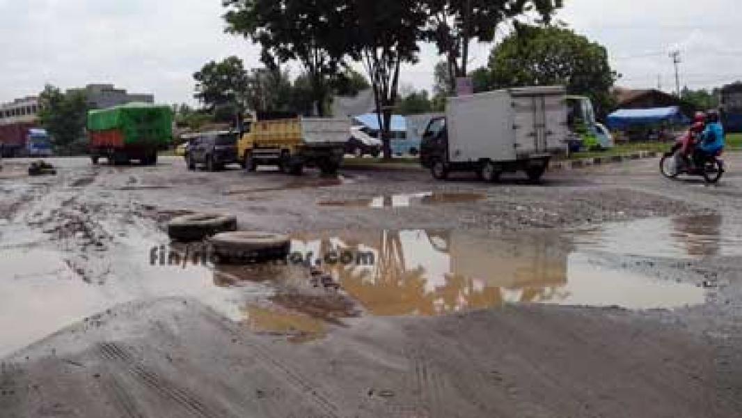 Bundaran Jalan Riau Memprihatinkan