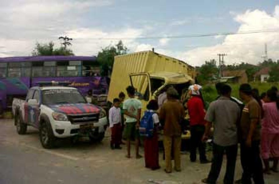 Bus Makmur Vs Mobil Box, Dua Tewas di Tempat