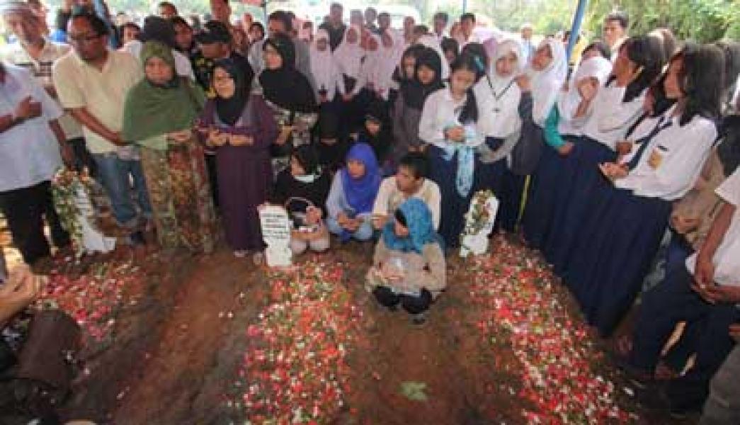 Dewi Histeris dalam Pemakaman Korban Jagal Tangerang