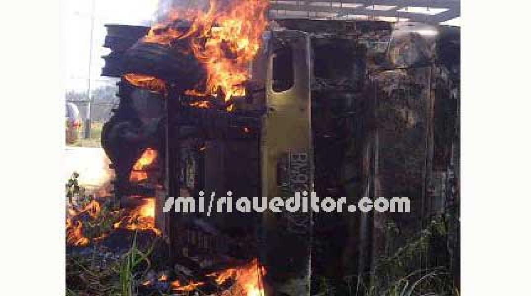 Diduga Ninja Sawit, Dua Truk Colt Diesel Dibakar Warga