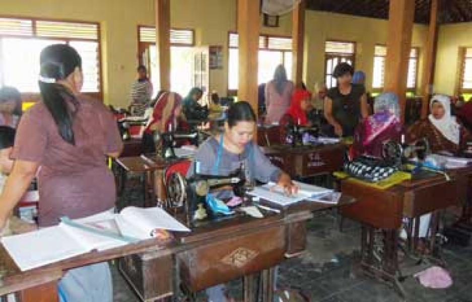 Dinsos Nakertrans Inhu Gelar Pelatihan Menjahit di Rutan
