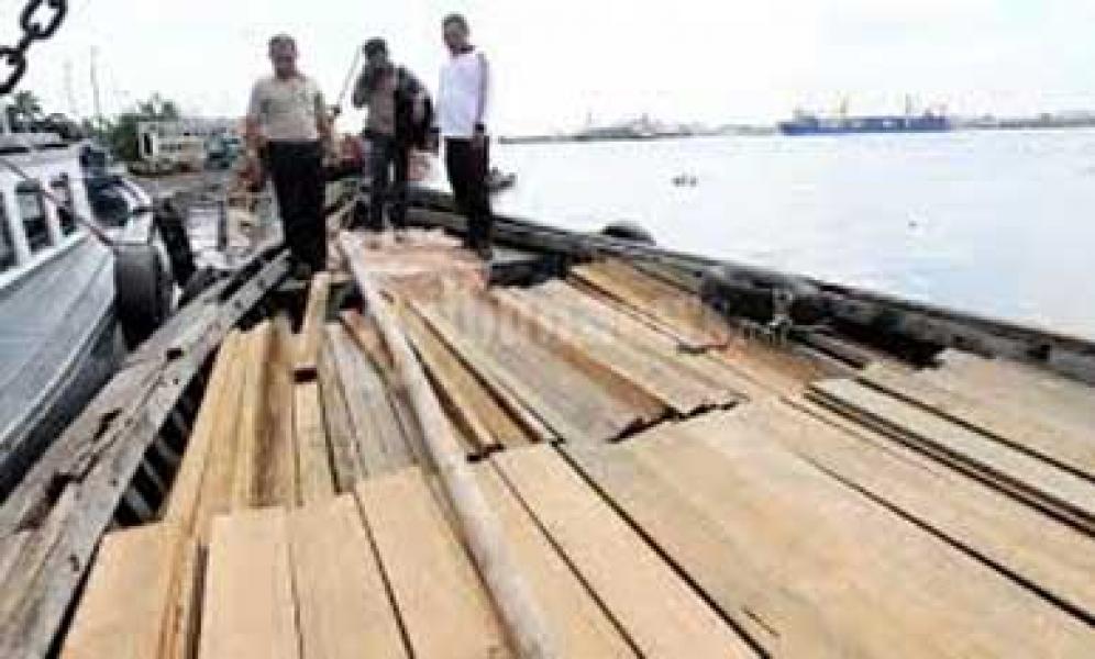 Ditpolair Polda Riau Tangkap Kapal Bermuatan Kayu Meranti Ilegal