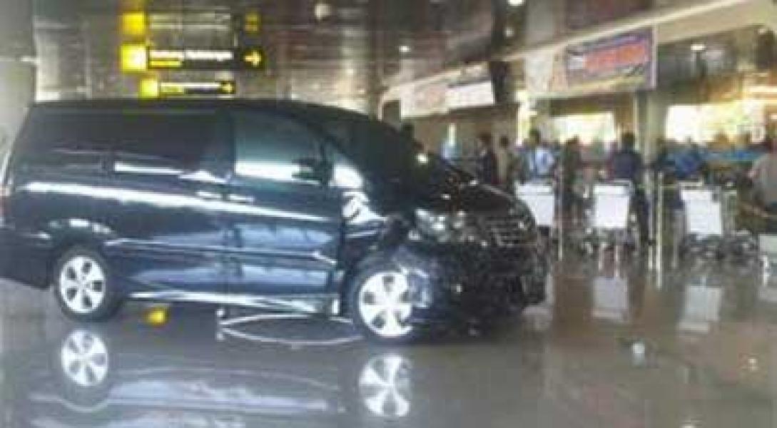 Ini Gambaran Rekaman CCTV Alphard Nyelonong di Lobi Juanda