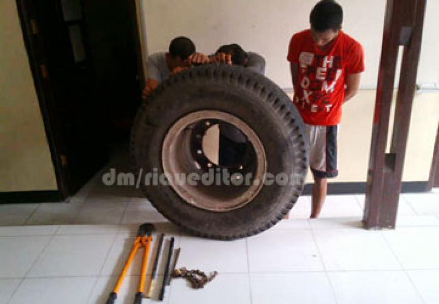 Kawanan Pencuri Ban Serap Truck Diciduk Polisi