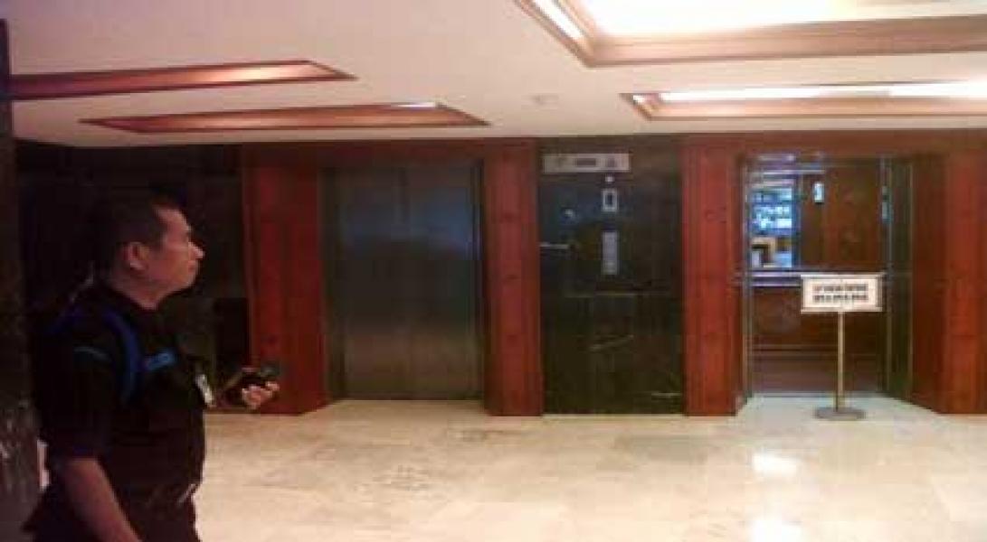 Lift Macet, Pegawai DPR Diduga Terjebak