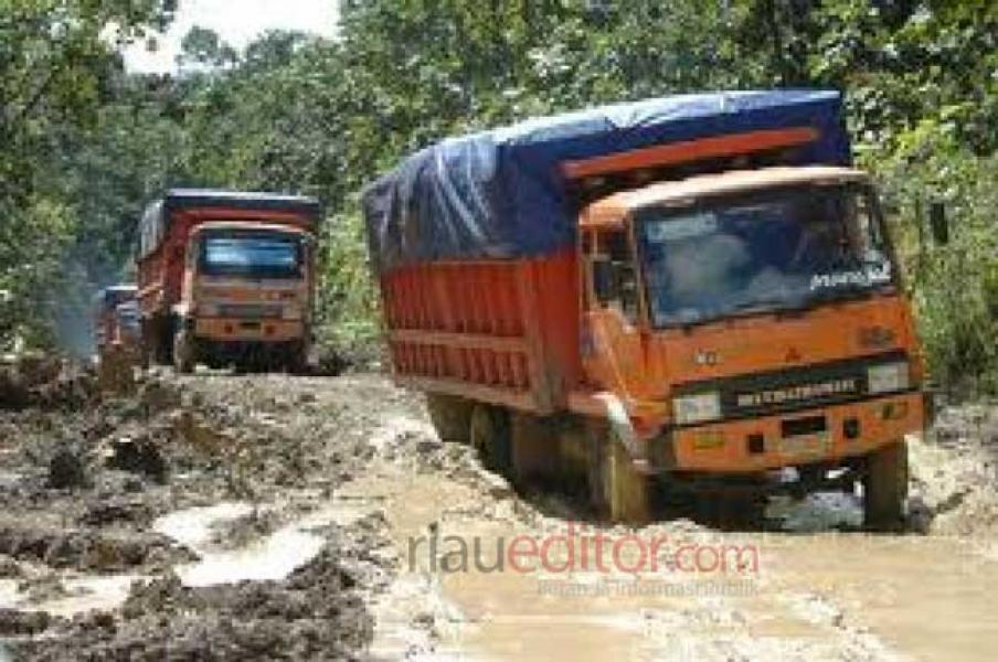 Masyarakat Keluhkan Rusaknya Jalan Azki Aris Rengat