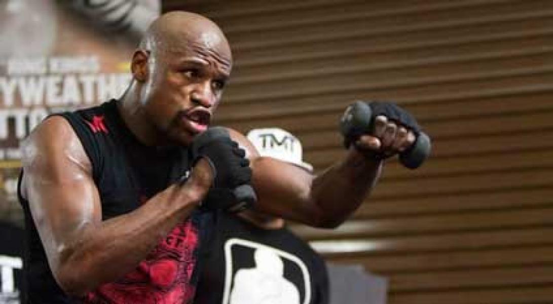 Mayweather: Besok, Maidana Akan Seperti di Neraka