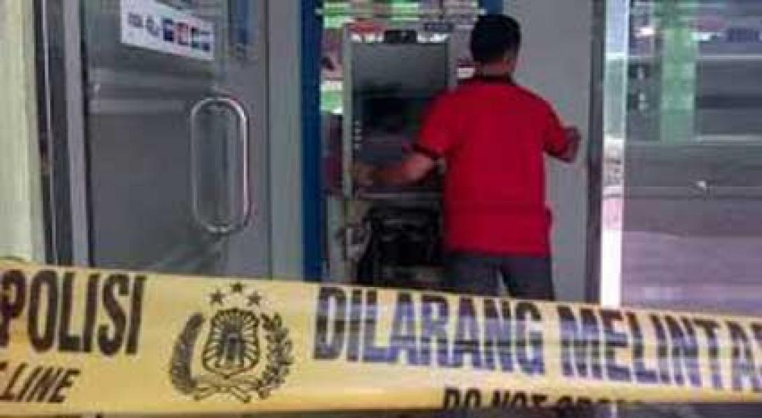 Pelaku Perusakan ATM BCA jalan Sekolah Terekam CCTV