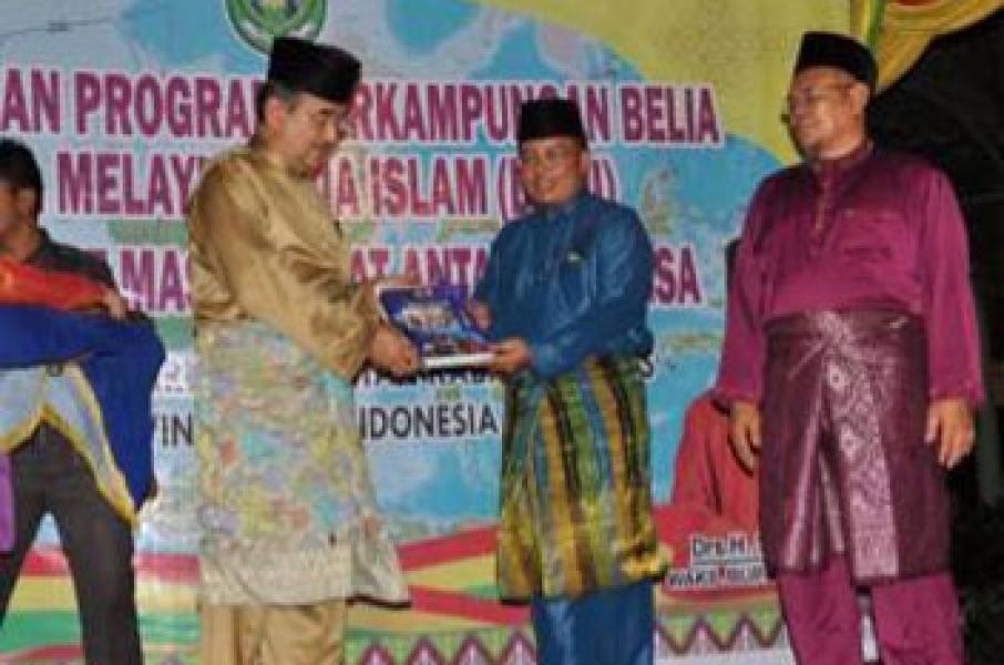 Presiden DMDI dan Wabup Bengkalis Saling Bertukar Cenderamata