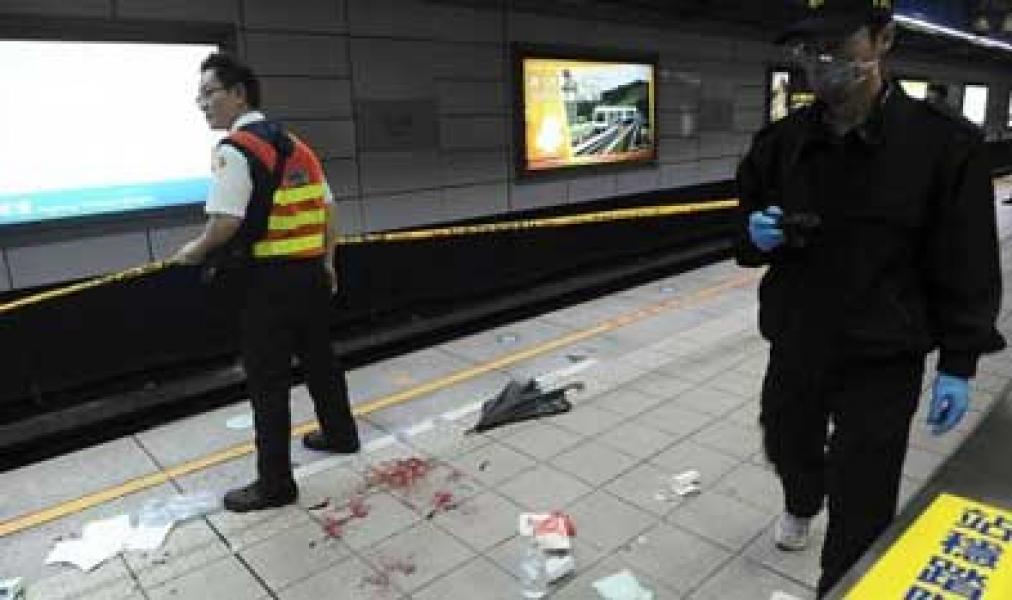 Pria Mabuk Tusuki Puluhan Penumpang Kereta