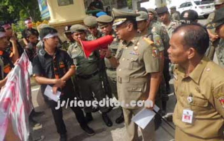 Puluhan Massa Tolak Proyek Multiyears Pembangunan Perkantoran Pemko Pekanbaru