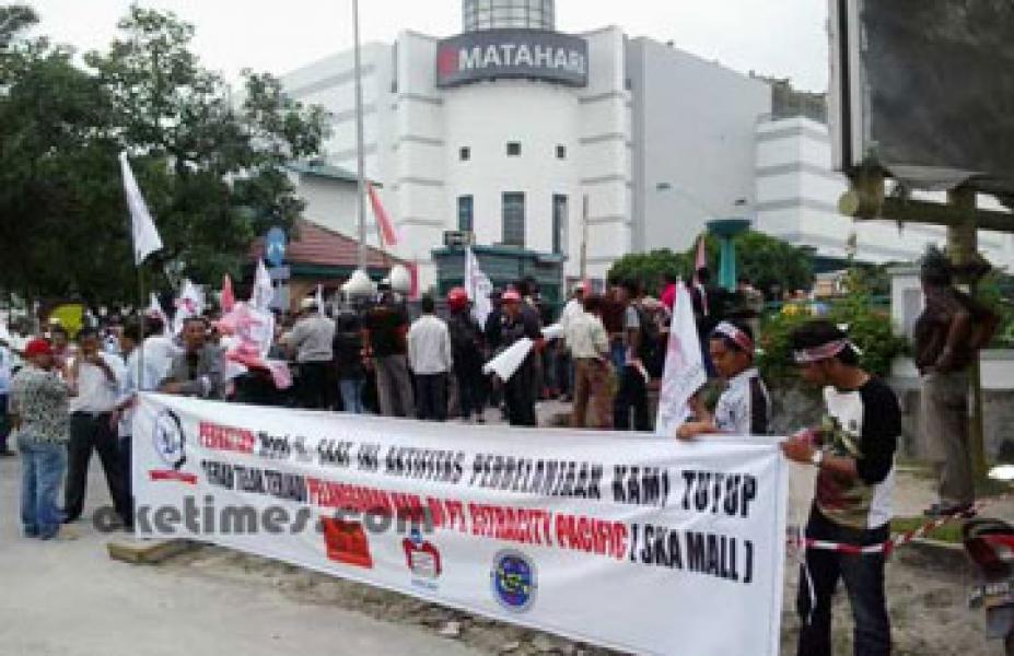 Ratusan Buruh Demo Mall SKA Pekanbaru