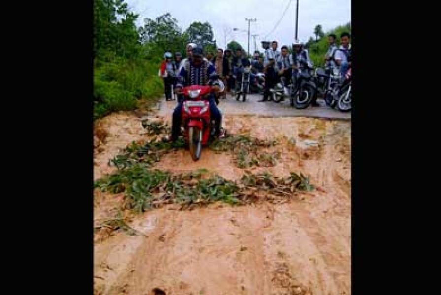 Satu-satunya Akses Jalan Menuju SMAN 2 Pangkalan Kerinci Rusak Parah