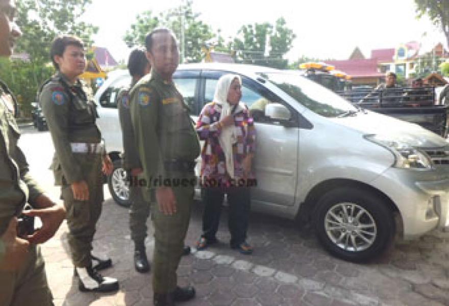 Tak Terima Dagangannya Ditangkap, Istri Paidi Histeris di Kantor Satpol PP