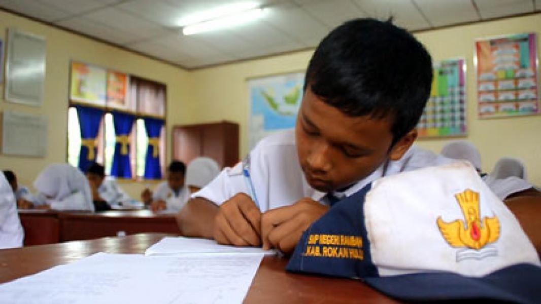 100 Persen Siswa di Kabupaten Pelalawan Ikuti UN SMP 2015